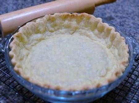 This flaky pie crust recipe is an old fashioned shortening recipe that makes the best pie! Mama's Old Fashioned Pie Crust Recipe | Just A Pinch Recipes