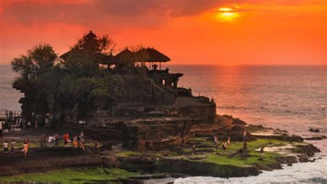 Termasuk tanda dekatnya kiamat adalah matahari terbit dari barat matahari terbit dari barat. matahari bungalow: Matahari Tenggelam Dari Arah