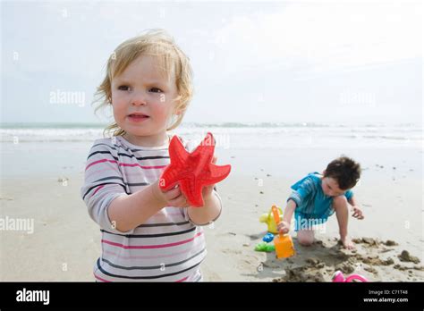 Junge Geschwister Spielen Im Sand Am Strand Stockfotografie Alamy