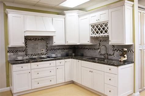 White Shaker Kitchen Cabinets Home Design - Traditional ...