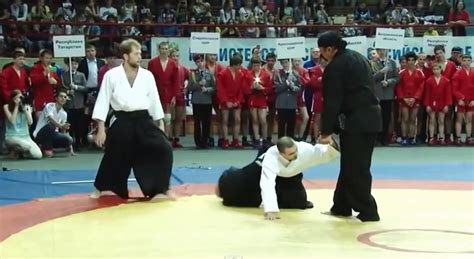 Art Martial Japonais Pratiqué Par Steven Seagal - Steven Seagal schools two guys during a Russian martial arts class