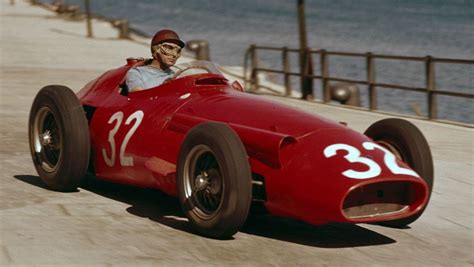Bereits ein jahr später debütiert fangio in der formel 1. Juan Manuel Fangio pendant le Grand Prix de Monaco ...