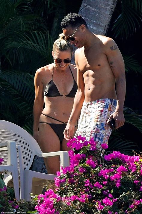 T J Holmes And Amy Robach Share A Kiss Poolside On Vacation In Mexico Daily Mail Online