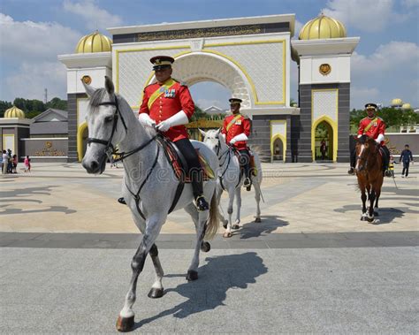 The new istana negara complex at jalan duta when finished will have a floor area of 75,000 sq metres, excluding the parking area, and will be the malaysian government is building a new palace istana negara in jalan duta. Istana Negara, Jalan Duta redactionele fotografie ...