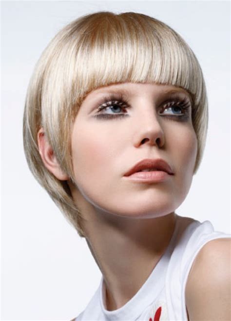 The right choice depends on the chosen cut, hair texture, and face shape. Short 1960s haircut with a wide fringe and graduated contour