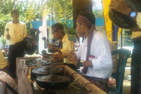 Alat musik tradisional daerah jambi selanjutnya adalah sekdu, sekilas bentuknya hampir mirip atau bahkan menyerupai suling, salah satu musik khas sunda. Alat Musik Gong Berasal Dari Daerah - Berbagai Alat