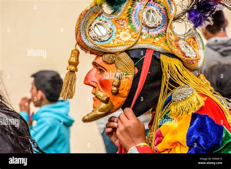 Parramos Guatemala Diciembre Bailarina de folclore tradicional en una máscara y un