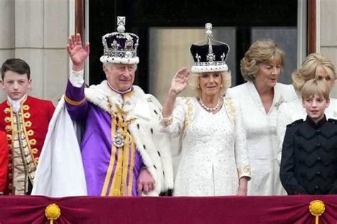 El Rey Carlos Iii Saluda Desde El Balc N De Buckingham Sin Su Hijo
