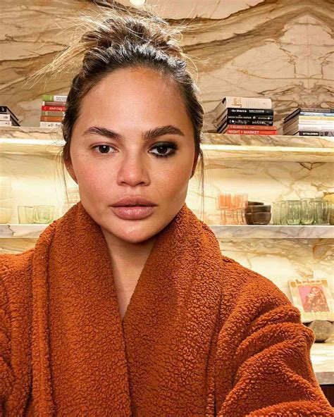 Chrissy Teigen Shows What She Looks Like With And Without Makeup