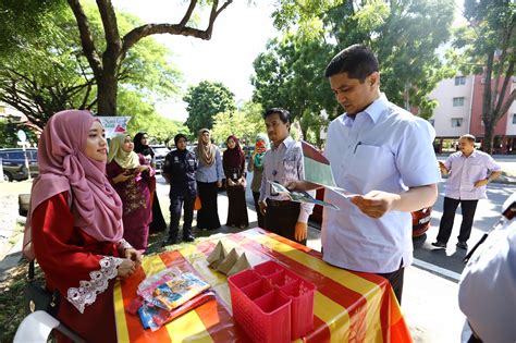 Pemilik 'nasi lemak anak dara' kongsi cerita jual nasi lemak. Najib singgung Nasi Lemak Anak Dara - Sekilas Berita