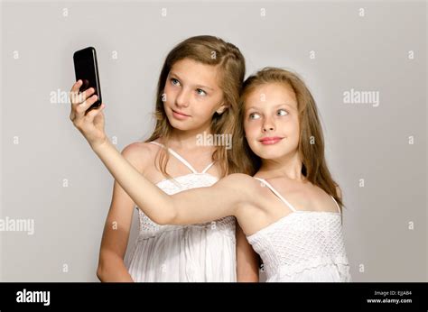Zwei Junge Mädchen Die Eine Selfie Kinder Fotografieren Und Spaß Mädchen Spielen Mit Einem