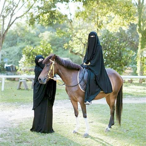 Muslimah Bercadar Berkuda