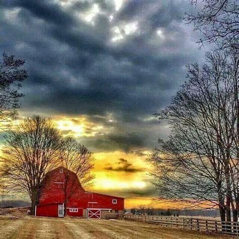 45 Beautiful Rustic And Classic Red Barn Inspirations Barn Photography Farmhouse Landscaping