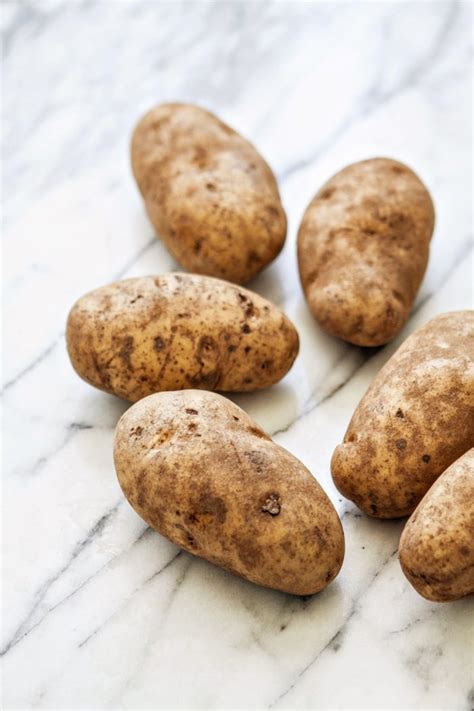 Bake potatoes at 425 °f (218 °c) for 45 to 60 minutes.2 x research source 3 x research source potatoes are done when they can be pierced easily with a fork. How to Bake a Potato FAST (+ Traditional Method) | Good ...