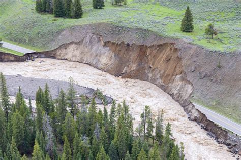 Yellowstone Flooding Prompts 10000 To Flee National Park Localnews8