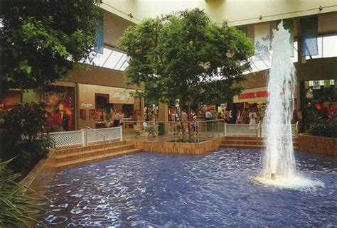 Yorkdale shopping centre is toronto's first of its kind and was the world's largest shopping mall at the time of opening, while toronto eaton centre is the most visited shopping mall in north america. This is what malls used to look like in Toronto