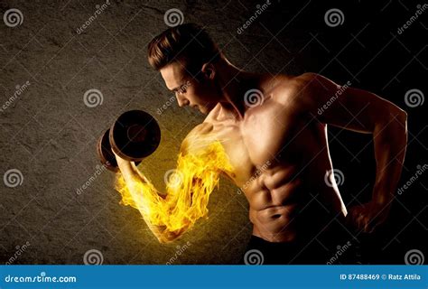 mięśniowy bodybuilder udźwigu ciężar z płomiennym bicepsa pojęciem obraz stock obraz złożonej