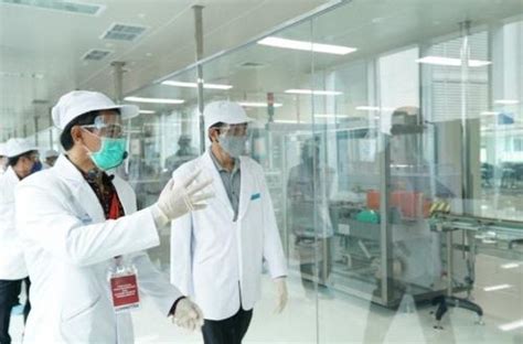 Untuk membuat coronavac, para peneliti sinovac memulainya dengan mengambil sampel virus corona dari pasien di china, inggris, italia, spanyol, dan swiss. Indonesia.go.id - Mengenal 6 Jenis Vaksin Covid-19 Pilihan