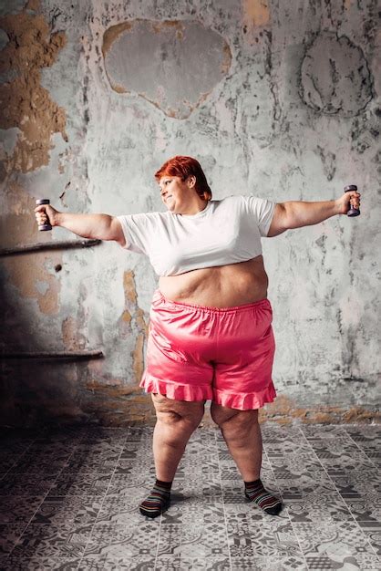 Mujer Gorda En Entrenamiento Con Pesas Obesidad Foto Premium