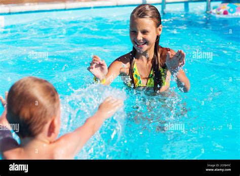 Kleine Kinder Spielen Und Spaß Haben Im Schwimmbad Mit Luftmatratze Kinder Spielen Im Wasser