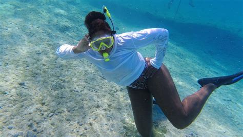 Serena Williams Goes Underwater