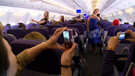flash mob hula at 38 000 feet on hawaiian airlines na lei hulu i ka wekiu youtube