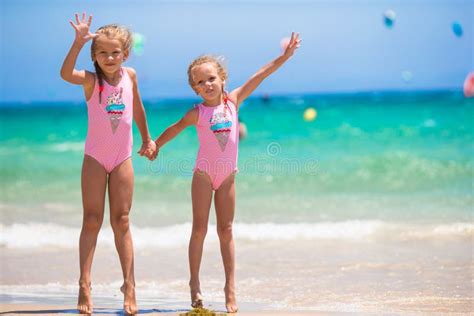 Menina Adorável Na Praia Branca Durante O Verão Foto De Stock Imagem De Sunglasses Alegre