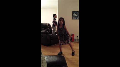 5 Year Old Dances To Shake It Off Youtube