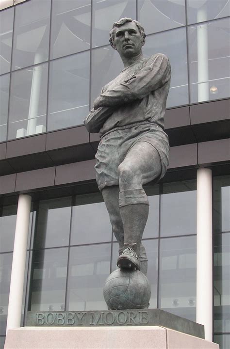 La Statua In Bronzo Di Bobby Moore Capitano Dell Inghilterra Davanti Allo Stadio Di