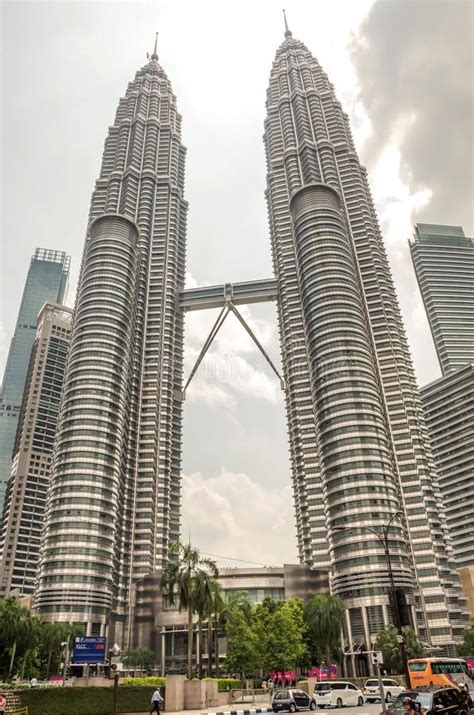 Menara Klcc Lukisan Menara Berkembar Petronas Wikipedia Bahasa Melayu