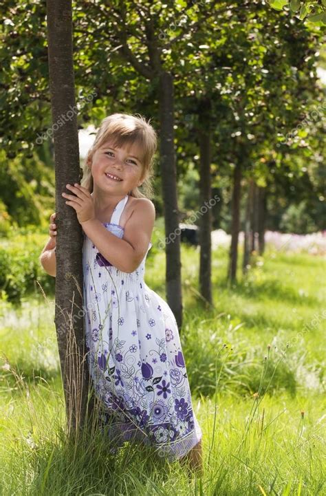 Kleines Mädchen Steht Neben Dem Baum Im Park — Stockfoto © Raysay 18685379