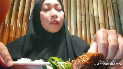 Aduk sayap ayam dengan merica, garam dan jahe hingga rata dan meresap. Ayam Bakar Kesurupan Ala pondok boga Kolaka, Sulawesi ...
