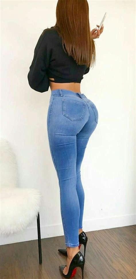tight jeans skinny jeans sexy posen corps parfait hot brunette short en jean blue jeans