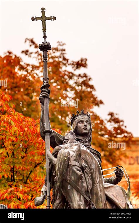 La Reina Isabel De Castilla Estatua A Caballo Marchando En Granada 1492