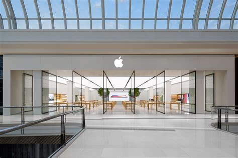 Welcome to the official apple youtube channel. Apple opens it's 2nd modernised Apple store on the Gold Coast | Mac News Today
