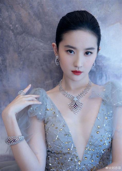 Lưu Diệc Phi Lộng Lẫy Như Nữ Thần Sexy Với Váy Xẻ Ngực Sâu Hút Sao Châu Á Việt Giải Trí