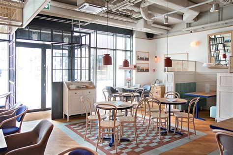 A cafeteria is a type of food service location in which there is little or no waiting staff table service, whether a restaurant or within an institution such as a large office building or school; LEMONBE · Una cafetería con diseño