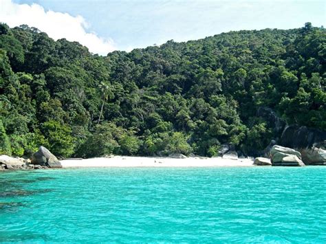 Perairan di pulau gemia juga tidak kurang hebatnya dengan pantai yang cantik dan dikelilingi terumbu batu karang. Beroperasi Semula, Ini 12 Pulau Tercantik Terengganu Untuk ...