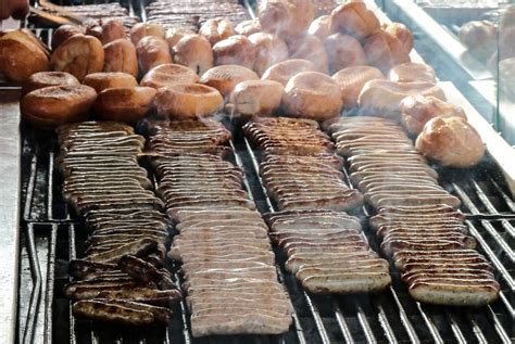 Toko roti 'jadul' ini terletak di jalan otista nomer 255 bandung. Gambar : kayu, hidangan, memasak, menghasilkan, pembakaran, makan, daging, Masakan, toko roti ...