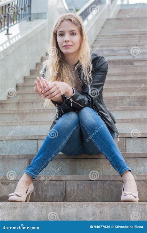 Mädchen Mit Dem Blonden Haar Auf Der Treppe Stockfoto Bild Von Stadt Treppenhaus 94677636