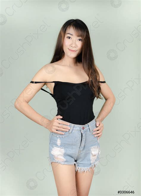 Sexy Asiatische Frau In Einem Schwarzen Kleid Auf Weißem Foto Vorrätig 3306646 Crushpixel