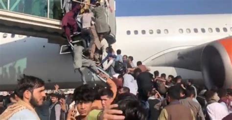 Kaboul Des Afghans Saccrochent Aux Avions Pour Fuir Les Talibans