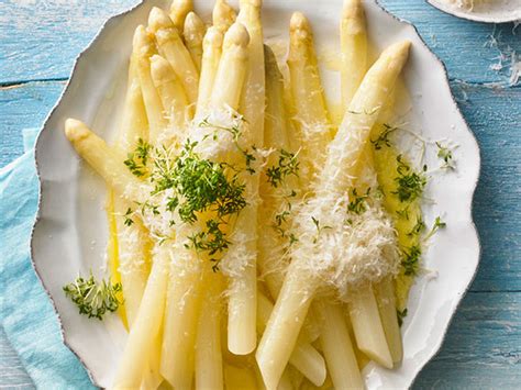 Weißer Spargel mit Butter und Parmesan von ManuGro Chefkoch
