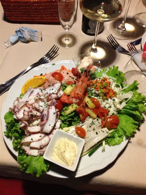 Cucinare il pesce è un'ottima soluzione per fare bella figura con gli ospiti, ma che cena sarebbe senza almeno un piccolo antipasto ad aprire dobbiamo per forza inventarci antipasti di pesce raffinati e gourmet? Antipasto di pesce | Ricette, Antipasti di mare, Antipasti