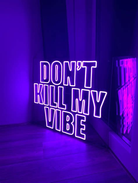 don t kill my vibe noalux paarse achtergronden neon bord paars behang