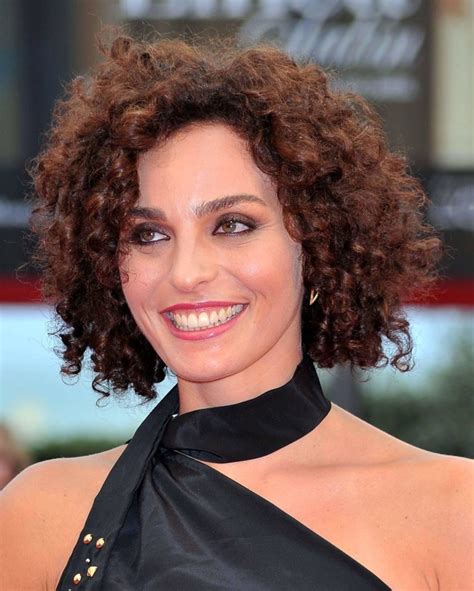 20 Must Try Curly Hairstyles For Round Faces