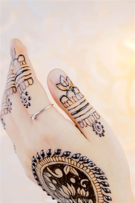 Have a glance on the images below. Gol Tikki Mehndi Designs For Back Hand Images - 9 Latest ...