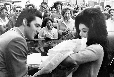 Ficheiroelvis Presley And Priscilla With Lisa Marie February 1968