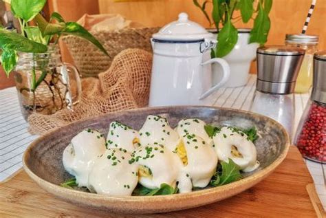 Aquí tienes toda la información. Huevos rellenos de jamón (El Comidista | Huevos rellenos ...