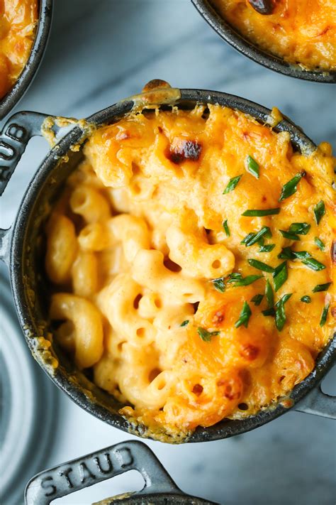 Con este nombre (y otros como 'macaroni and cheese', 'macaroni cheese' o 'mac 'n' cheese) se conoce a una de las recetas más populares de estados unidos, canadá y reino unido a base de macarrones y una crema de queso. Baked Mac and Cheese | Good Kitchen Blog